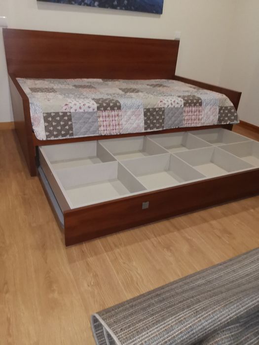Cama  com arrumos por baixo