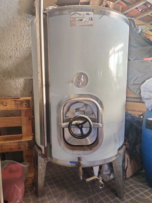 Cuba de Vinho 550L usada 1 vez