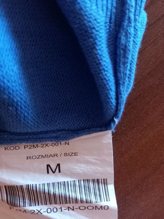 Sweter niebieski, w serek, rozm. M