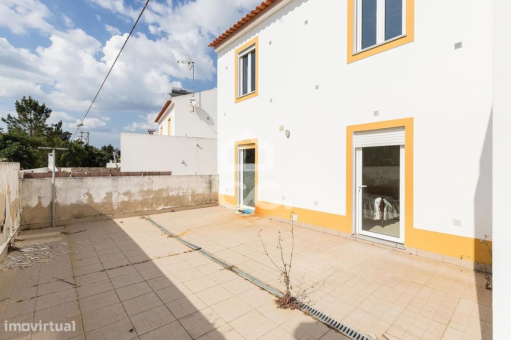 Moradia T3 c/ Quintal, Terraço e Garagem no Loteamento Quinta das Sesm