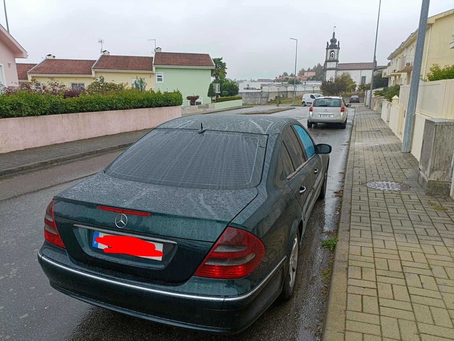 Mercedes E 270.