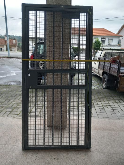 Bastiador eletricar / Porta de ferro .