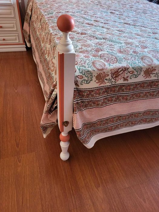 Cama corpo e meio branco com mesa de cabeceira, cor de rosa