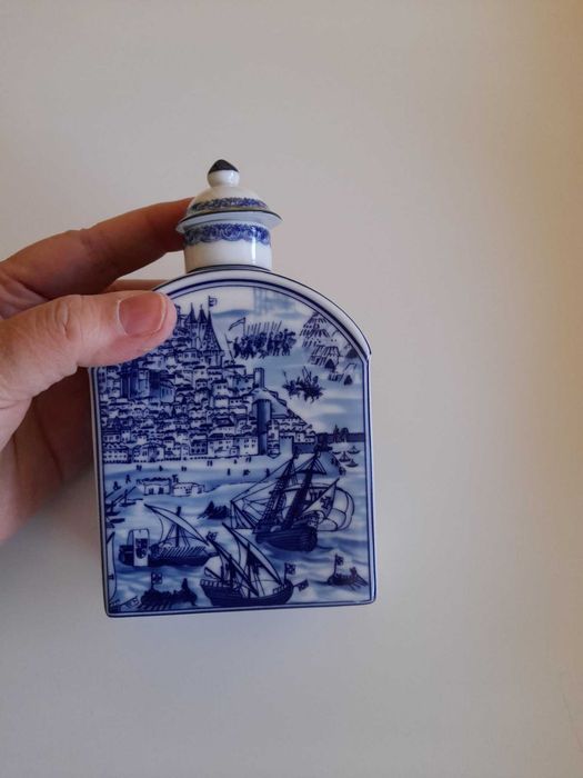 Pote de chá em porcelana