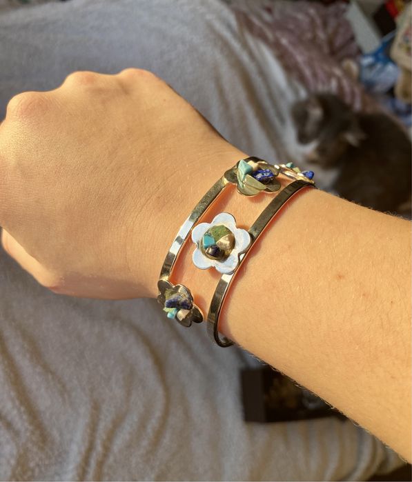 Pulseira prateada flores e pedras