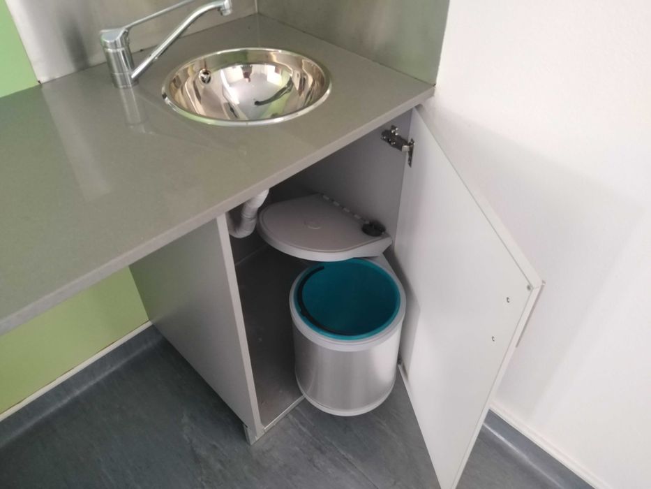 Móvel com arrumação e lavatório