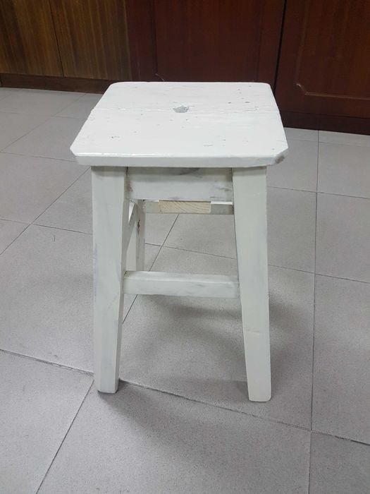 Banco em madeira com tampo quadrado para cozinha ou casa de banho