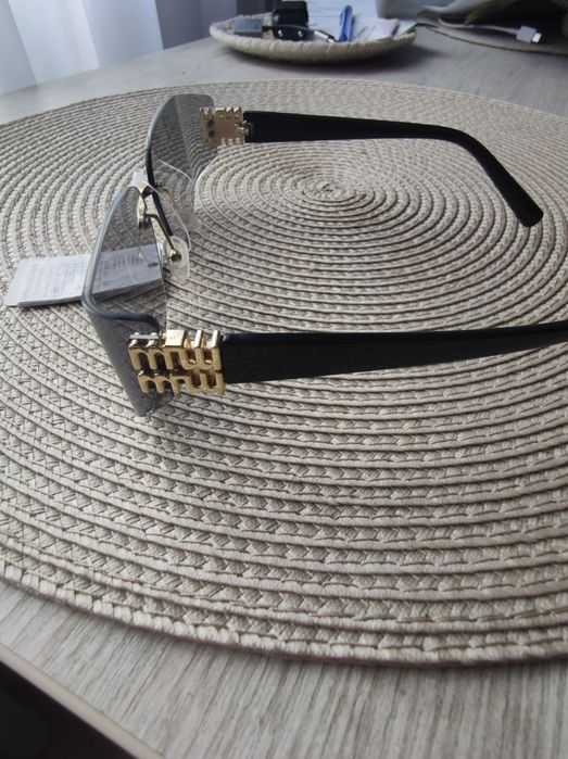 Okulary przeciwsłoneczne miumiu