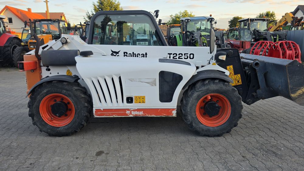 Bobcat T2250 male gabaryty Kubota Manitou MLT 625-75  2mx1.8m