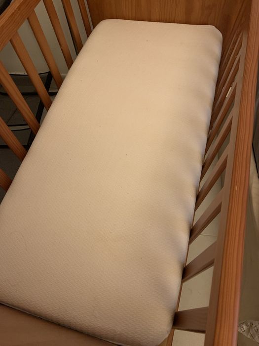 Berço em pinho com baloiço