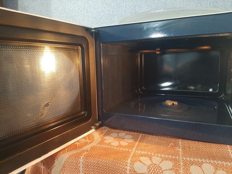 Мікрохвильовка з грилем Samsung  CE2727R. В доброму робочому охайному стані.Зручна в користуванні.всі функції працюють бездоганно!