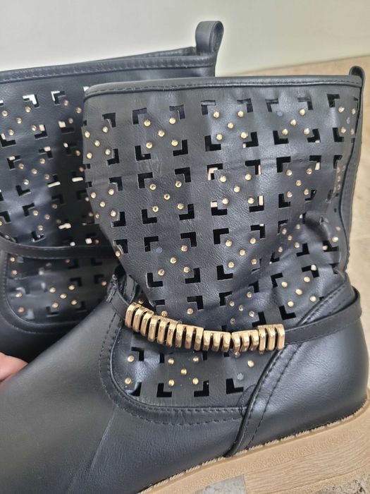 Sprzedam buty R40 nowe