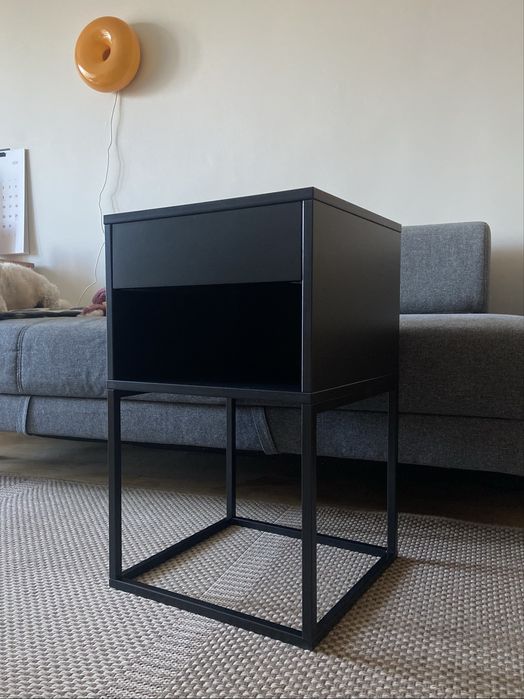 Czarny stolik nocny VIKHAMMER Ikea