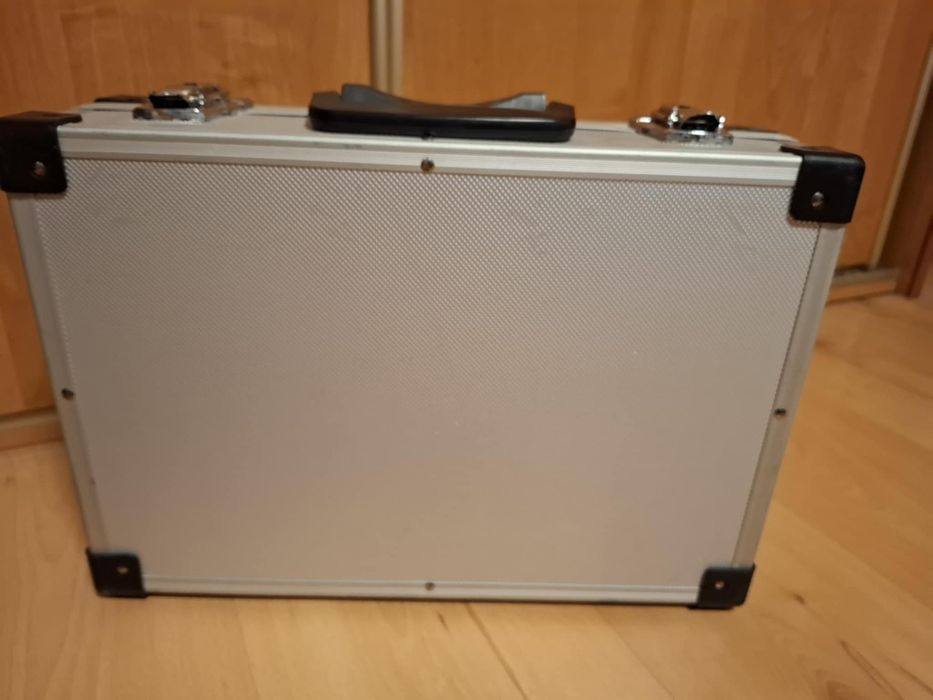 Walizka aluminiowa kuferek  na klucz