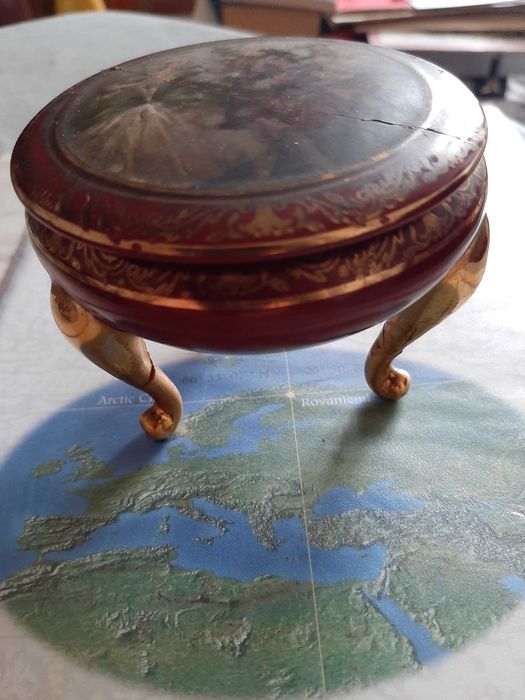 Guarda jóias muito antigo com três pés em folha de ouro.