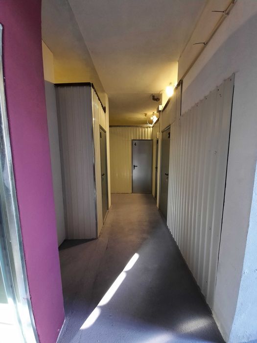 Guarda móveis - boxes e cacifos com diversas dimensões.