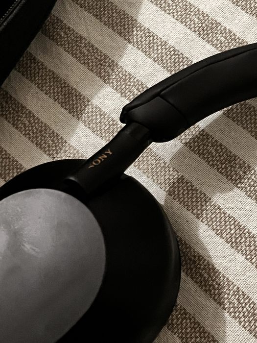 Fones Sony WH-1000XM5 com bolsa e cabos