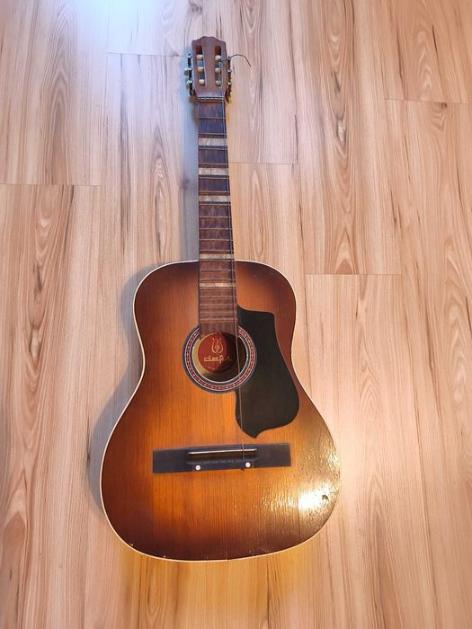 Stara gitara drewniana