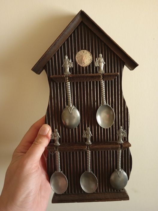 Expositor madeira parede colheres deusa da justiça