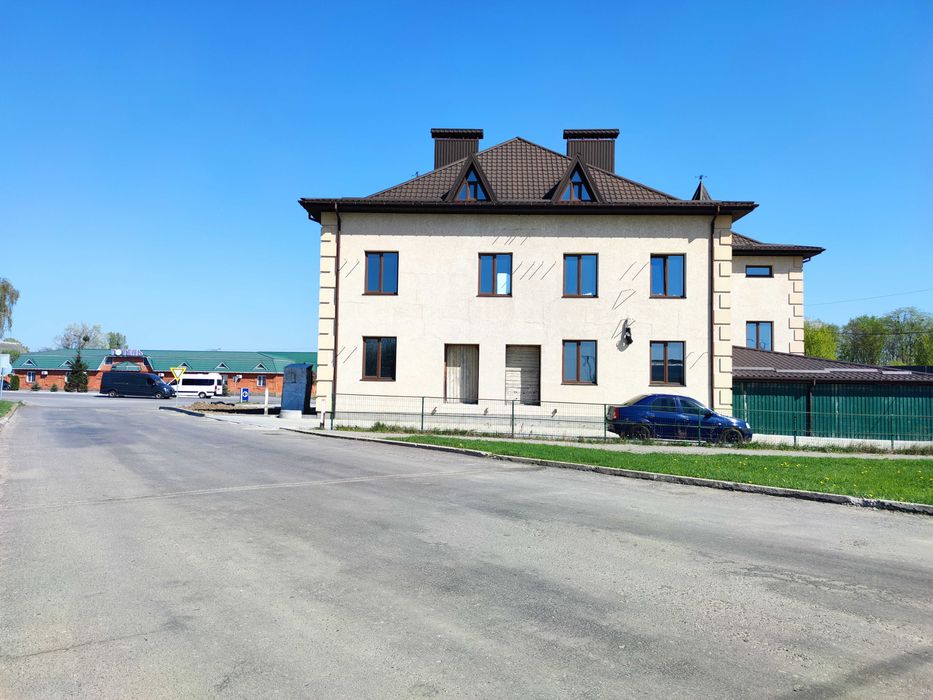 Продаж фасадної будівлі 1200 м² на міжнародній трасі, Вінницька обл.
