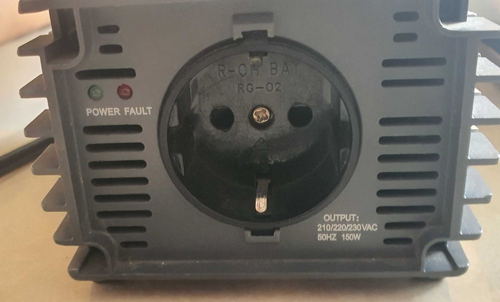 inversor de energia Dometic PerfectPower PP152 que converte 12V DC para 230V AC.