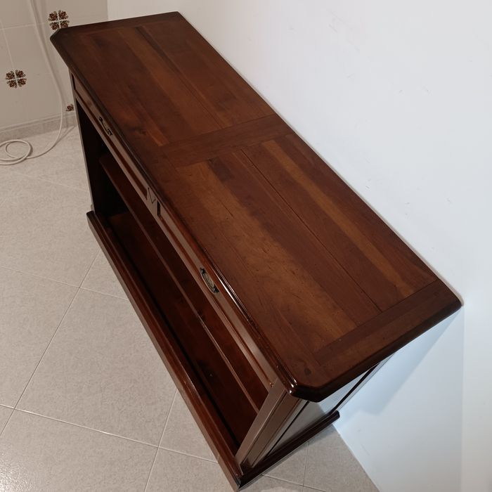 Mesinha antiga e livreiro em cerejeira