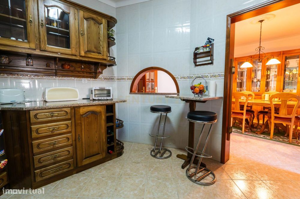Moradia T4 Mobilada e Equipada com Garagem e Anexo no Bairro do Altinh