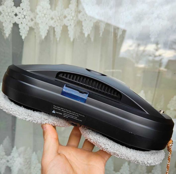 Робот для миття вікон, миє ретельно без розводів з розпиленням рідини!