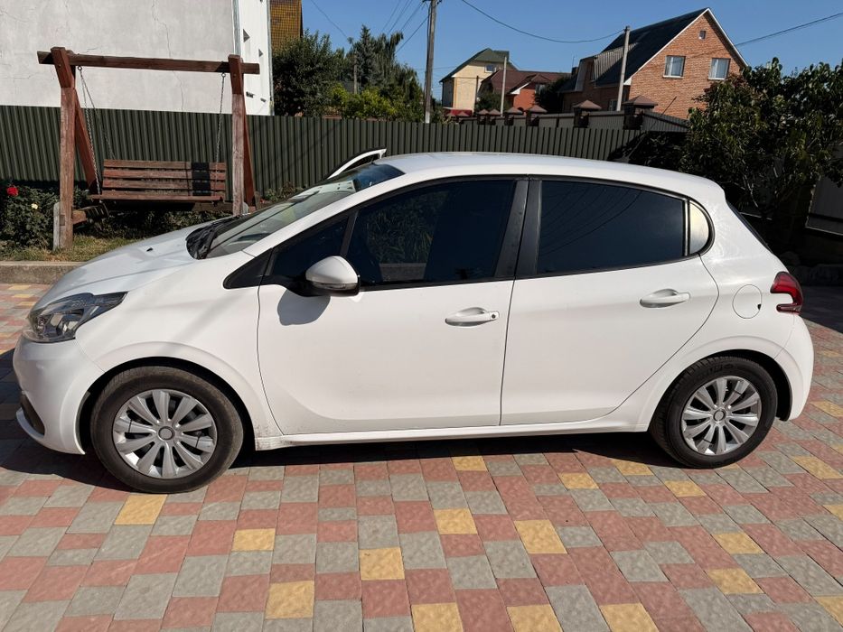 Продам автомобіль Peugeot 208 (2016)1,6 дизель.