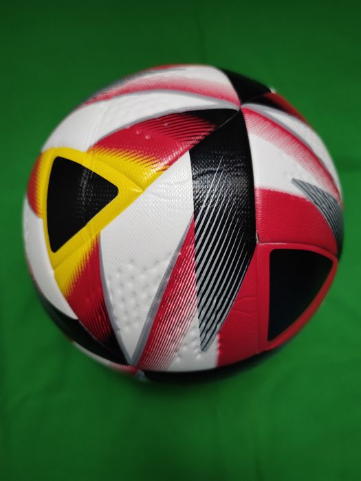 Футбольний м'яч безшовний