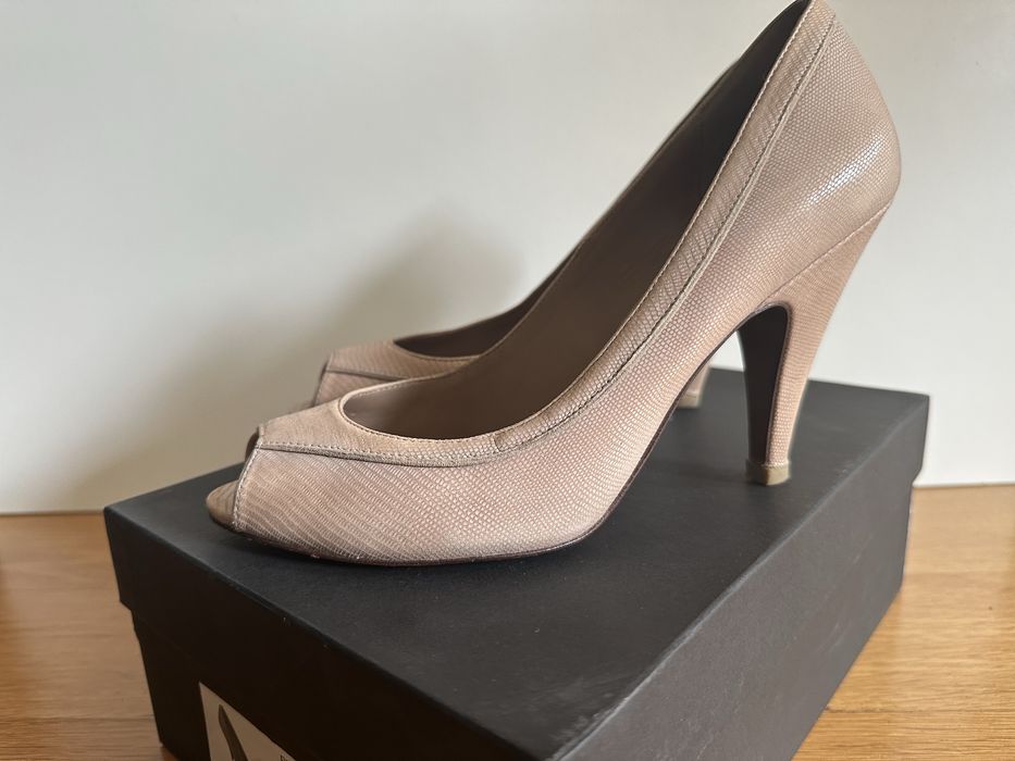 Sapatos de salto alto (peep toe) em pele