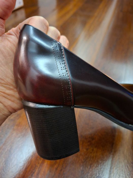 Sapatos marca Clarks em pele cor bordeux de salto grosso