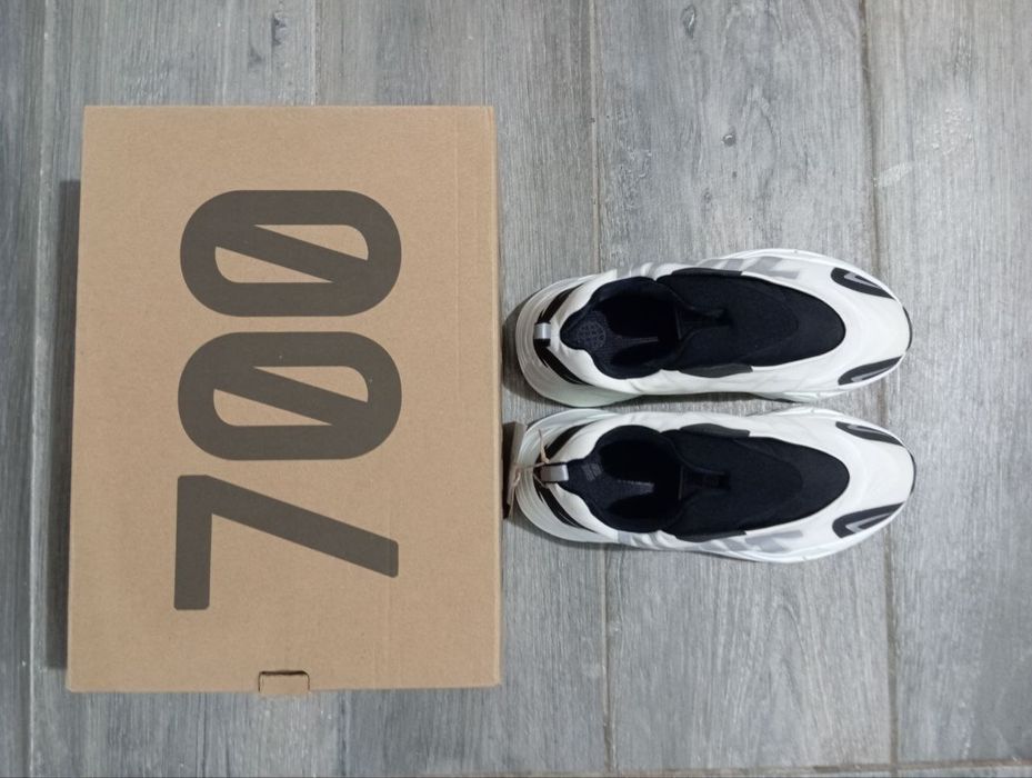 Жiночі кросівки Adidas Yeezy Boost 700 ‘MNVN Laceless’ Оригінал