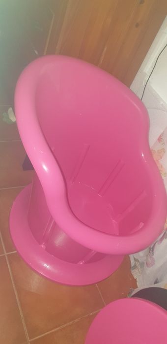 Cadeirão Ikea com arrumação rosa com almofada