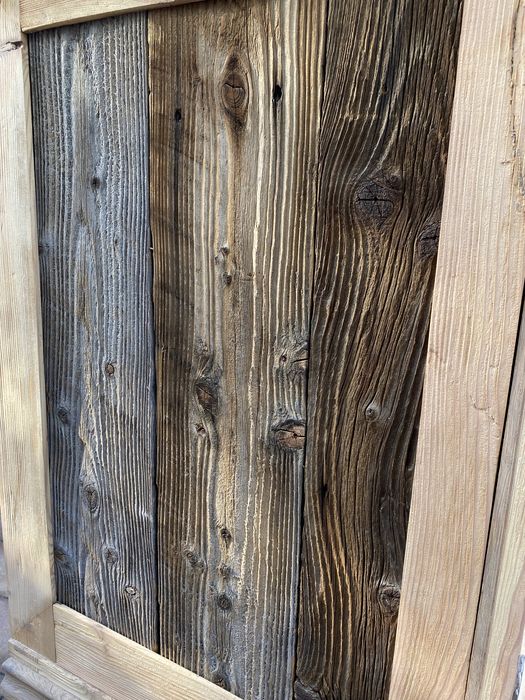 Stara komoda , oczyszczona , surowe drewno.