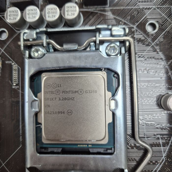 Комплект материнська плата ASRock H81 Pro BTC + 4GB DDR3 + Intel