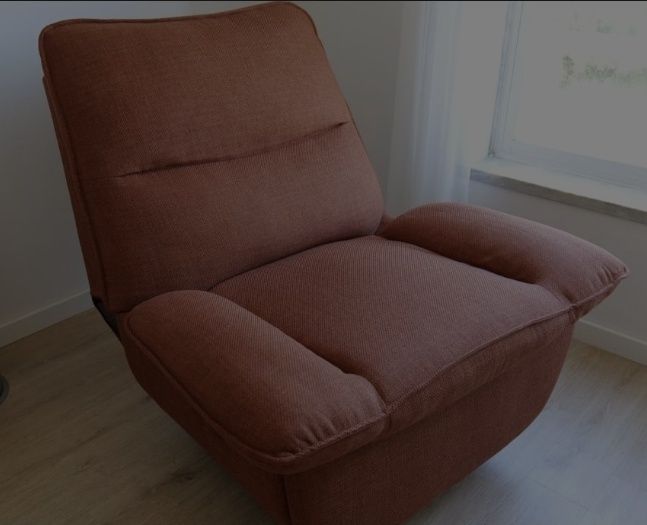 Cadeirão de relaxamento giratório com função de baloiço,  cor marron