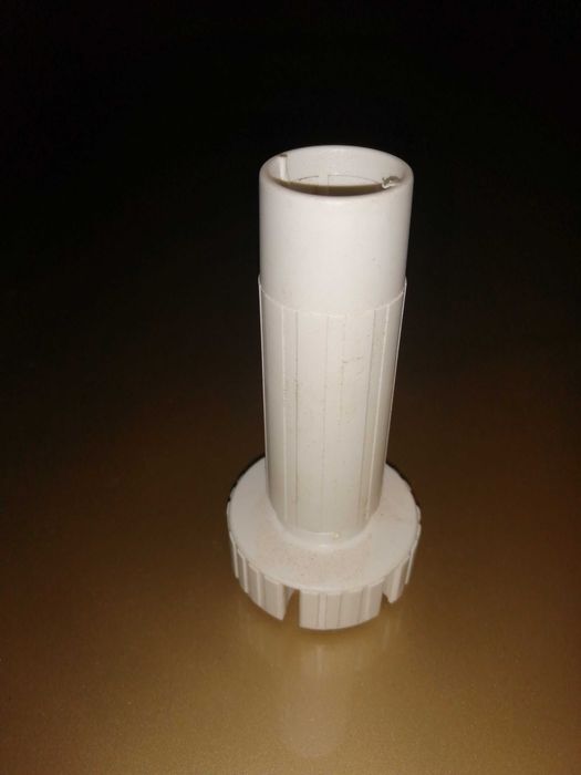 Vendo pés niveladores em plástico - Móveis