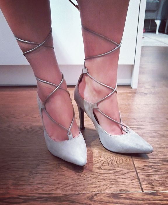 Szpilki wiązane szare 35