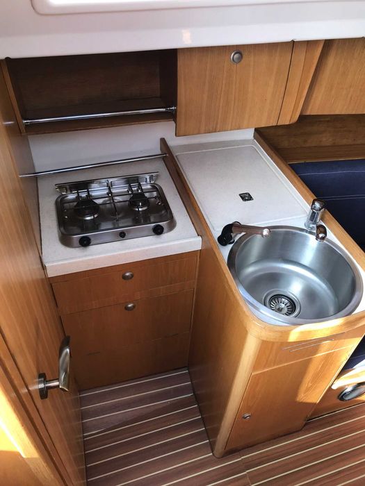 Jacht Antila 26cc z elektrycznie składanym masztem