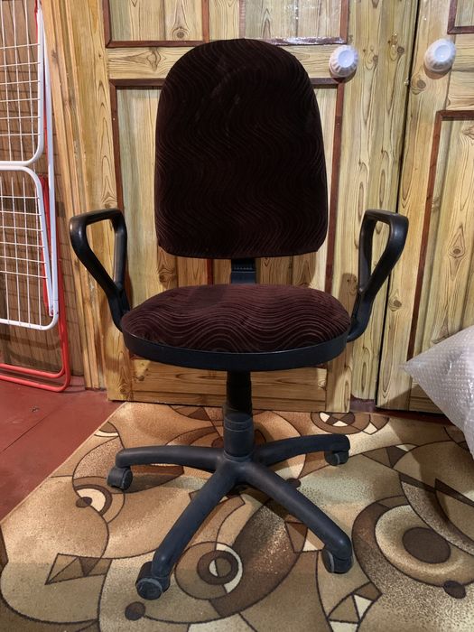 Кресло компютернре с подьемным механизмом стуло офисное ученическое