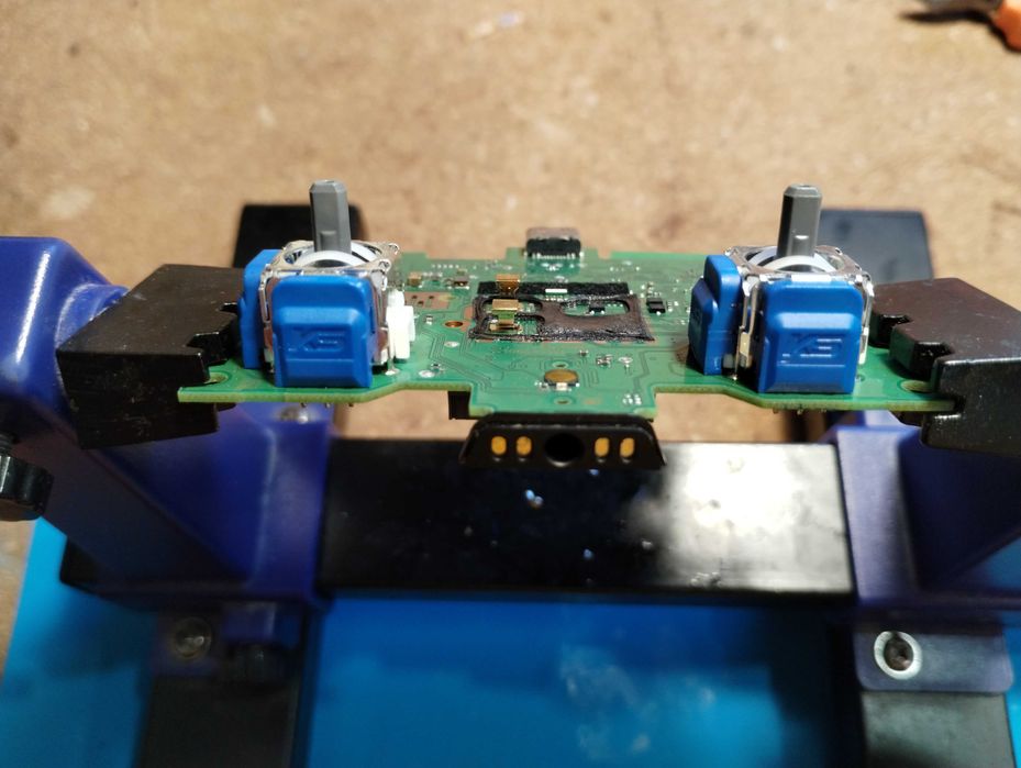 Naprawa padów PS4 / PS5 – analogi K-Silver + wymiana obudowy