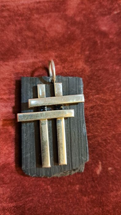 Pendente Raro em prata contrastada.