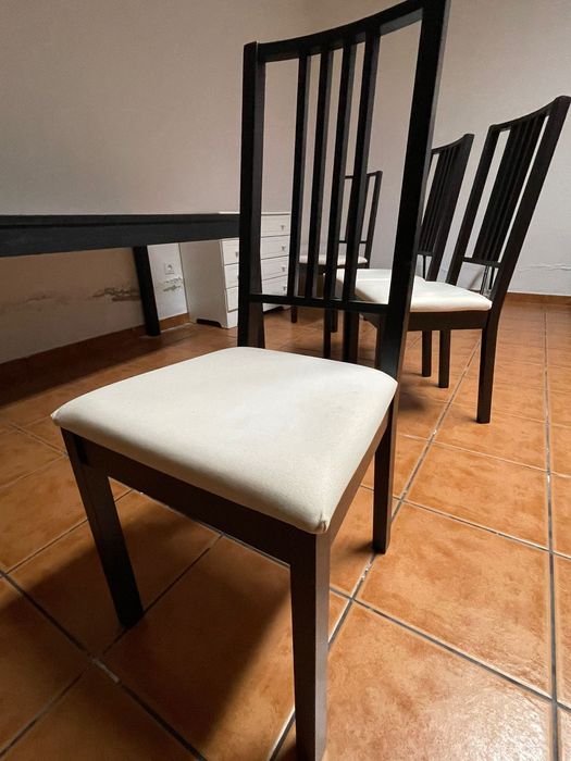 Mesa de jantar extensível com cadeiras