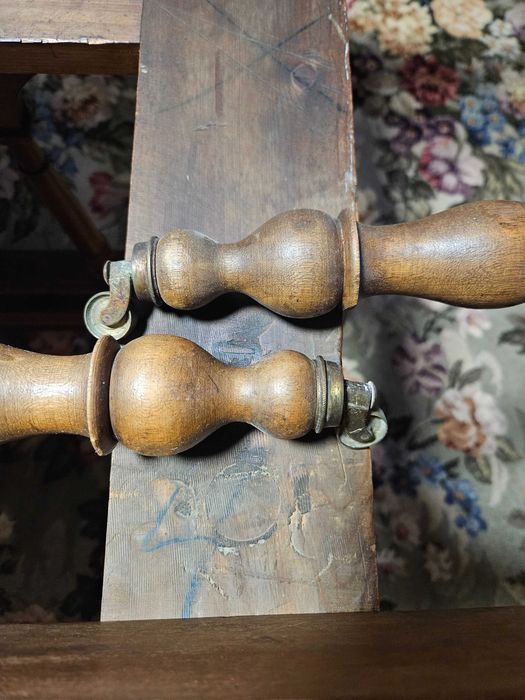 Mesa muito antiga - Extensivel - Bom estado geral - Só a mesa as cadeiras são