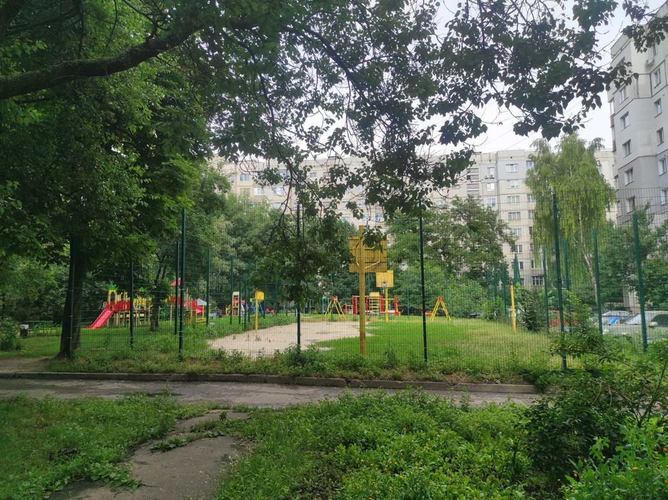 Терміново!Гарна квартира,без ремонту,практично у центрі.Власник