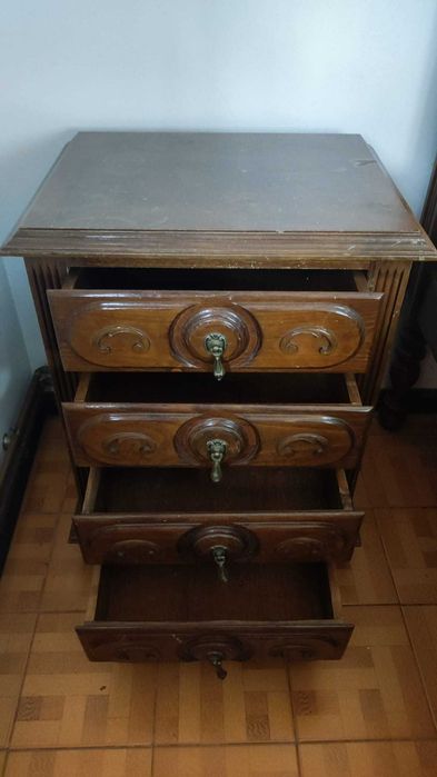 Mesas de cabeçeira em madeira maciça de castanho