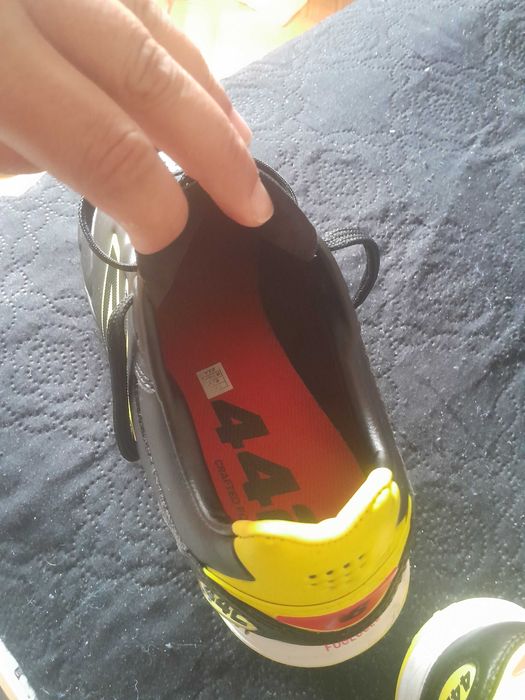 chuteira New Balance Furon V8 Elite TF (ou da versão Team correspondente), especificamente desenhada com uma sola TF (Turf) para relva sintética.
