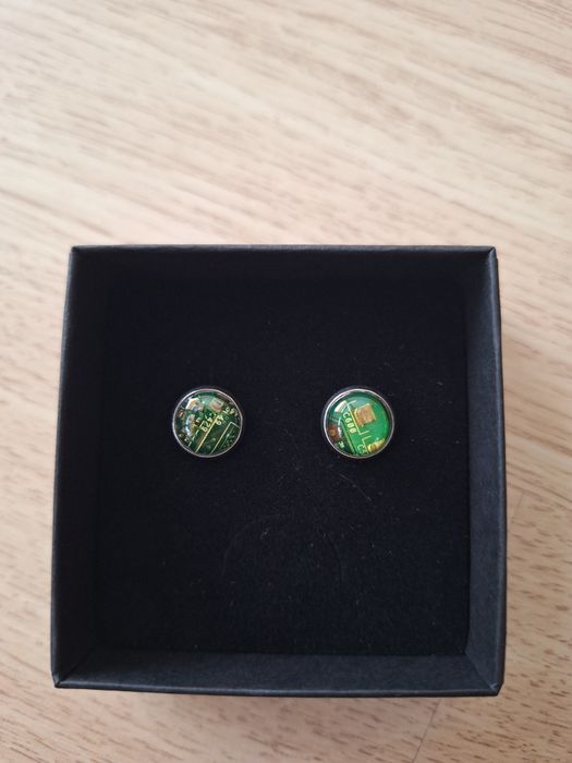 Okrągłe kolczyki–sztyfty z fragmentów zielonej płytki elektronicznej