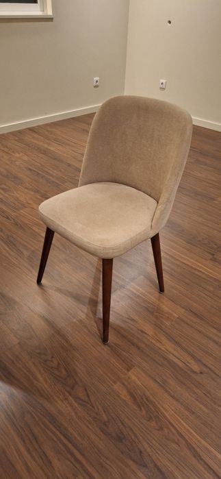 4 cadeiras em tecido, pernas em nogueira